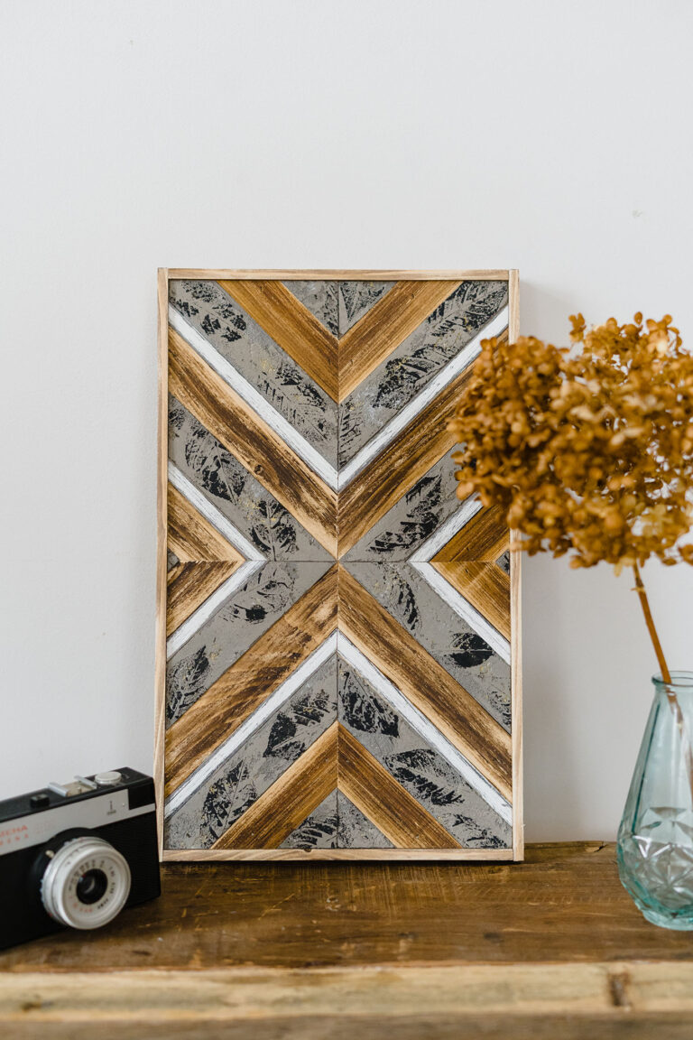 mozaika z drewna z elementami betonowymi